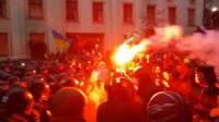 Митингующие забросали «Беркут» коктейлями Молотова. Одного бойца охватило пламя